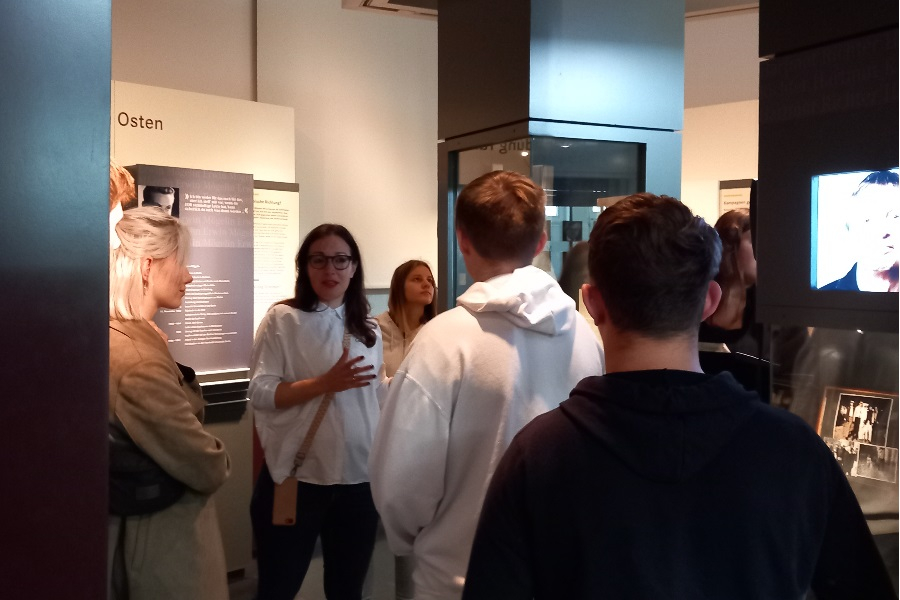 Gruppe in der Ausstellung